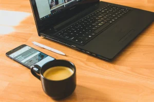 image représentant un ordinateur avec un café pour la creation de site internet