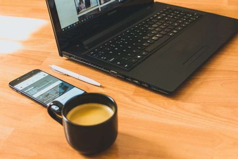 image illustrant un ordinateur avec une tasse à café